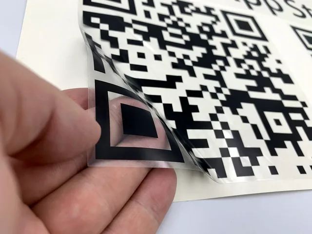 Прозрачные наклейки с QR-кодом на плёнке с плоттерной резкой