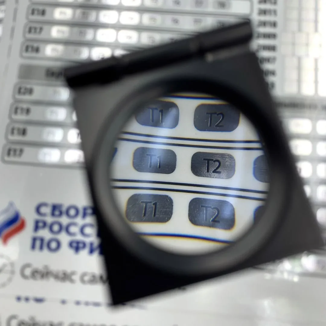 Надпечатка поверх скретч-слоя под лупой